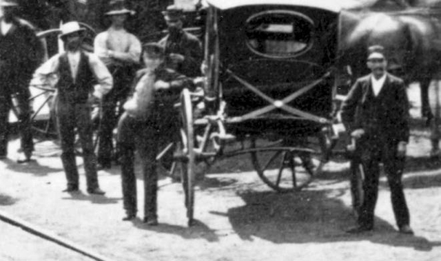 Detail of leftmost wagon in front.