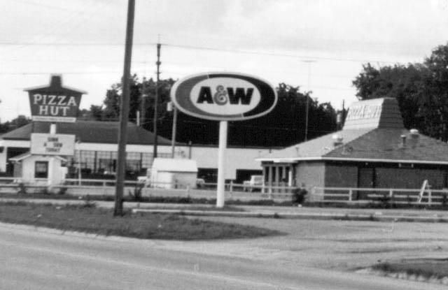 Pizza Hut and A& W sign