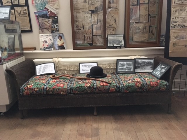 Dr. Graham-daybed, bowler and cane